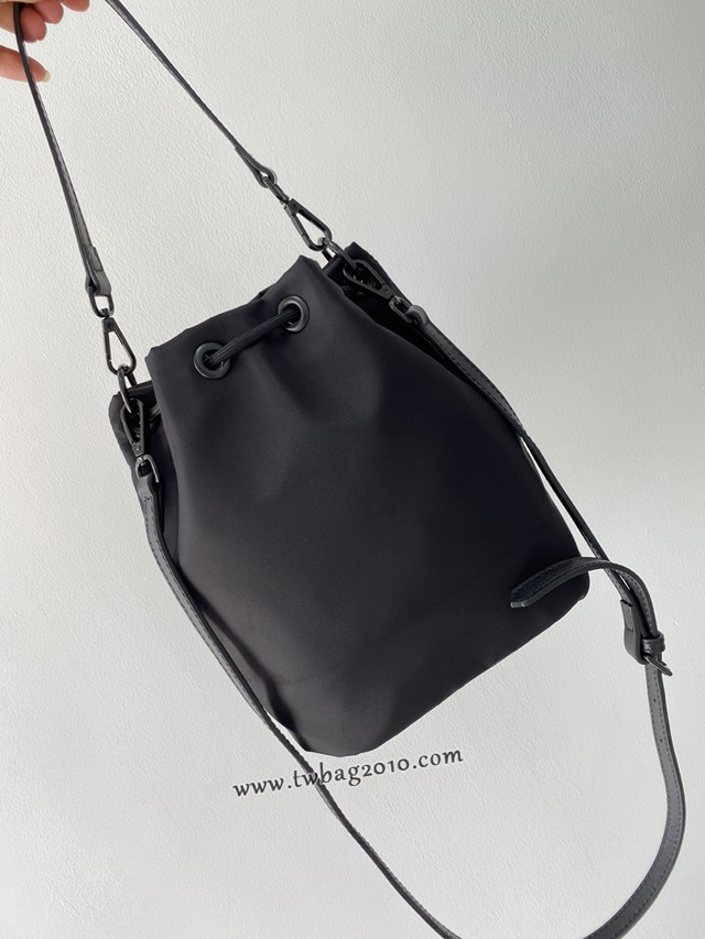 Burberry專門店新款皮肩帶收納小水桶包 巴寶莉經典休閒肩背女包 yxb1436